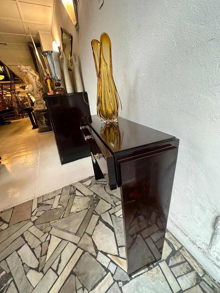 deux consoles antiques avec vase décoratif et environnement