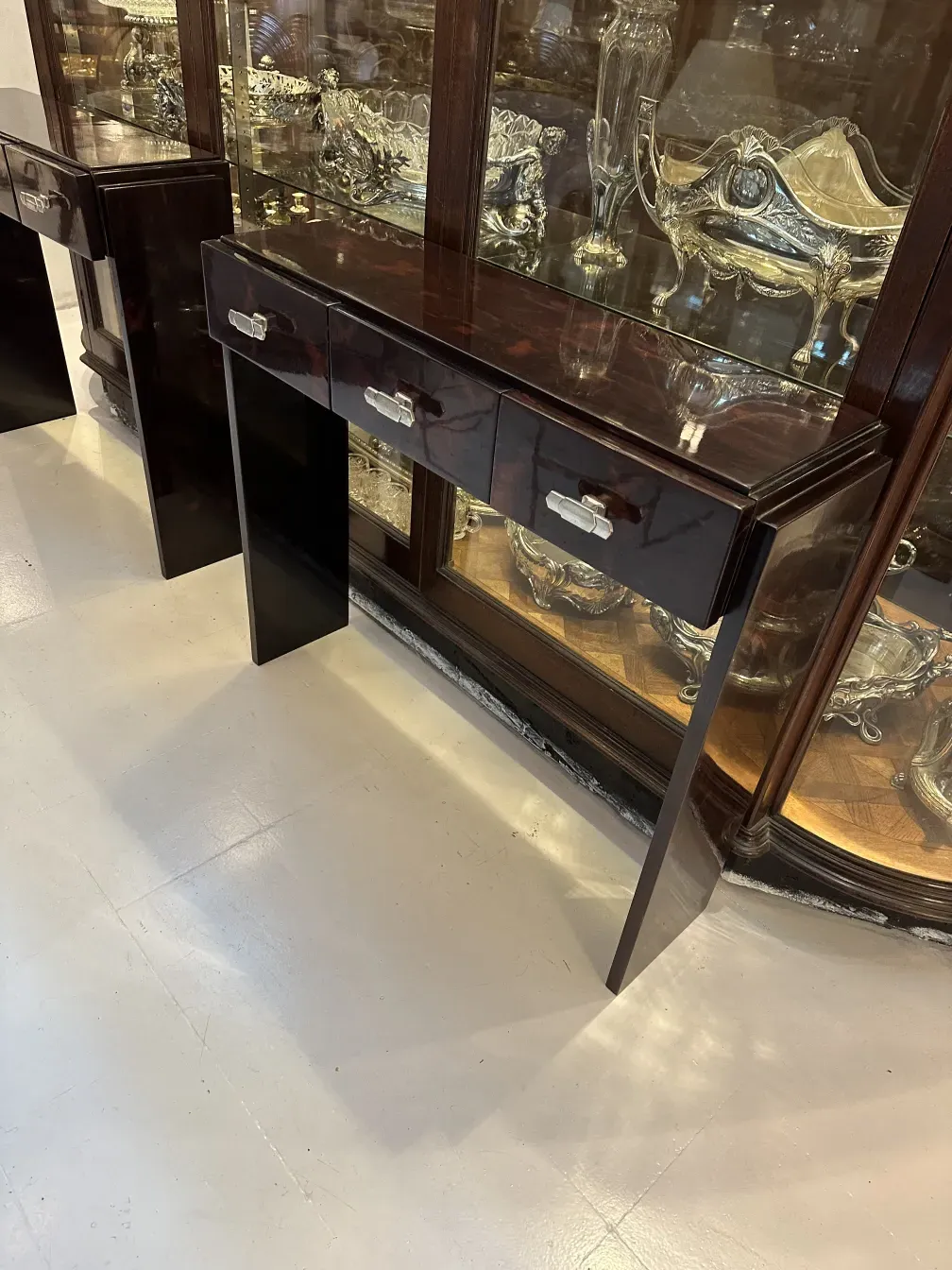 duas consolas antigas com gavetas, fundo decorativo