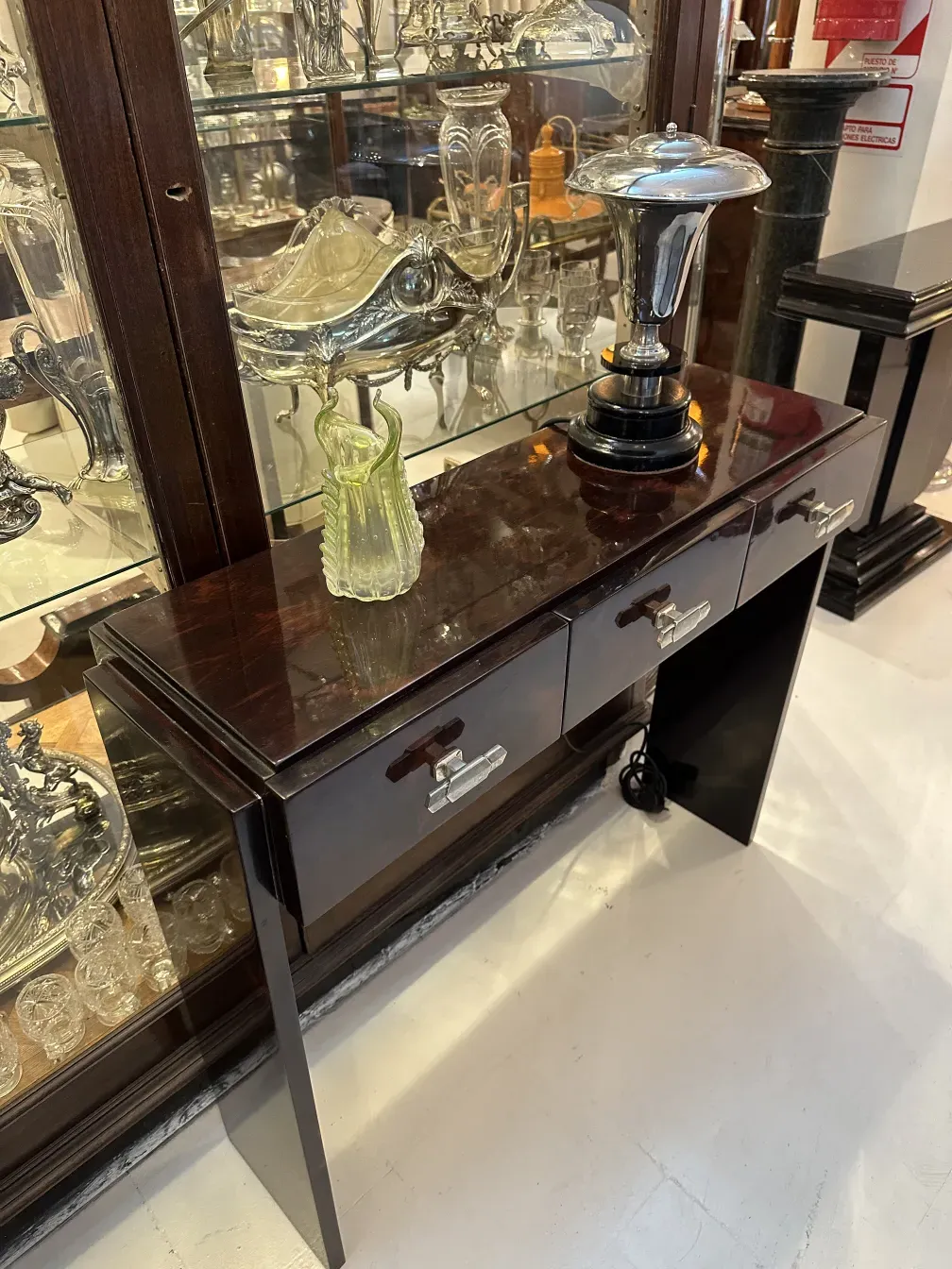 Due consolle antiche con design dettagliato e decorazione