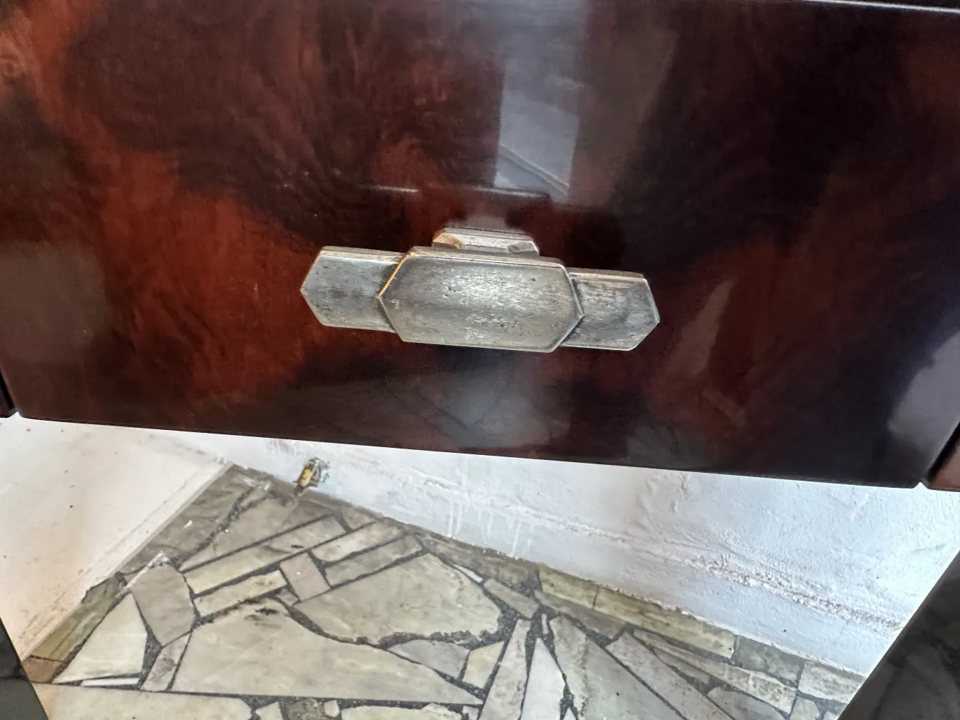 due console antiche con design unico