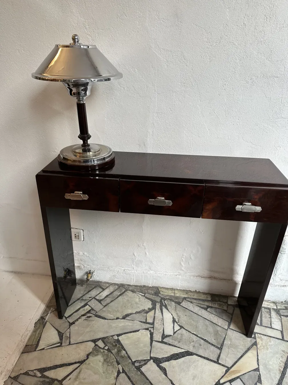 dos consolas antiguas con elegante diseño, una lámpara en el lado