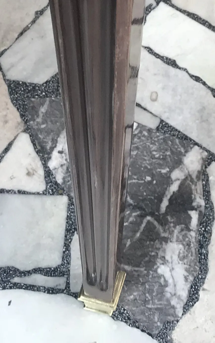 Tavolo da pranzo antico Art Deco per 4 persone con base decorativa.