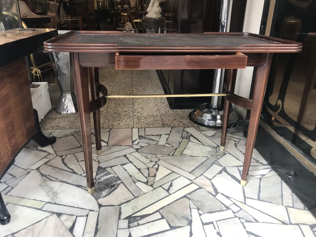 mesa de jantar antiga no estilo art deco, comporta 4 pessoas, ambiente elegante.
