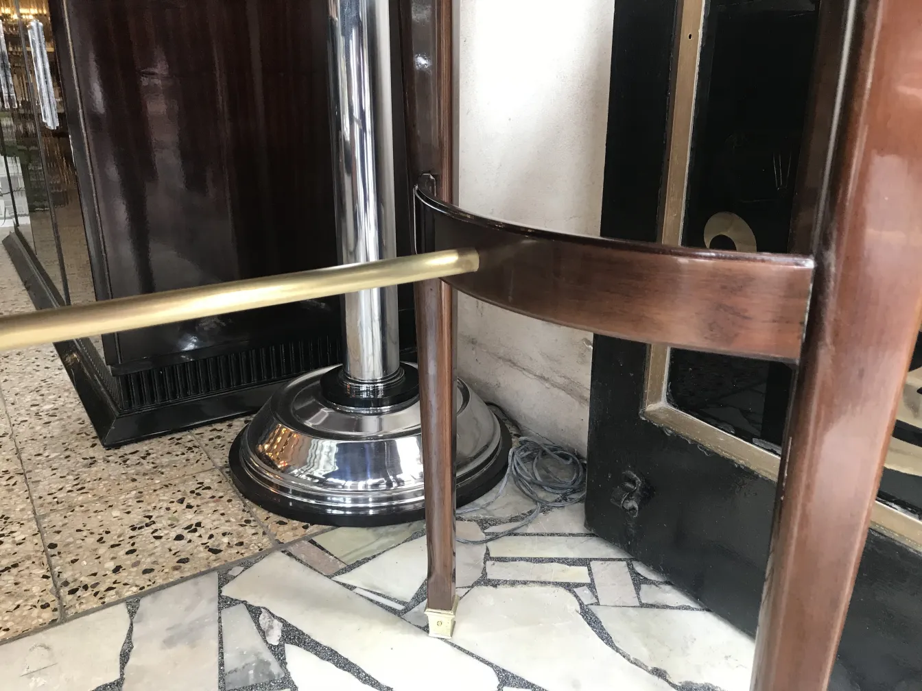 4人用的古董艺术装饰餐桌，置于优雅环境中，细节丰富