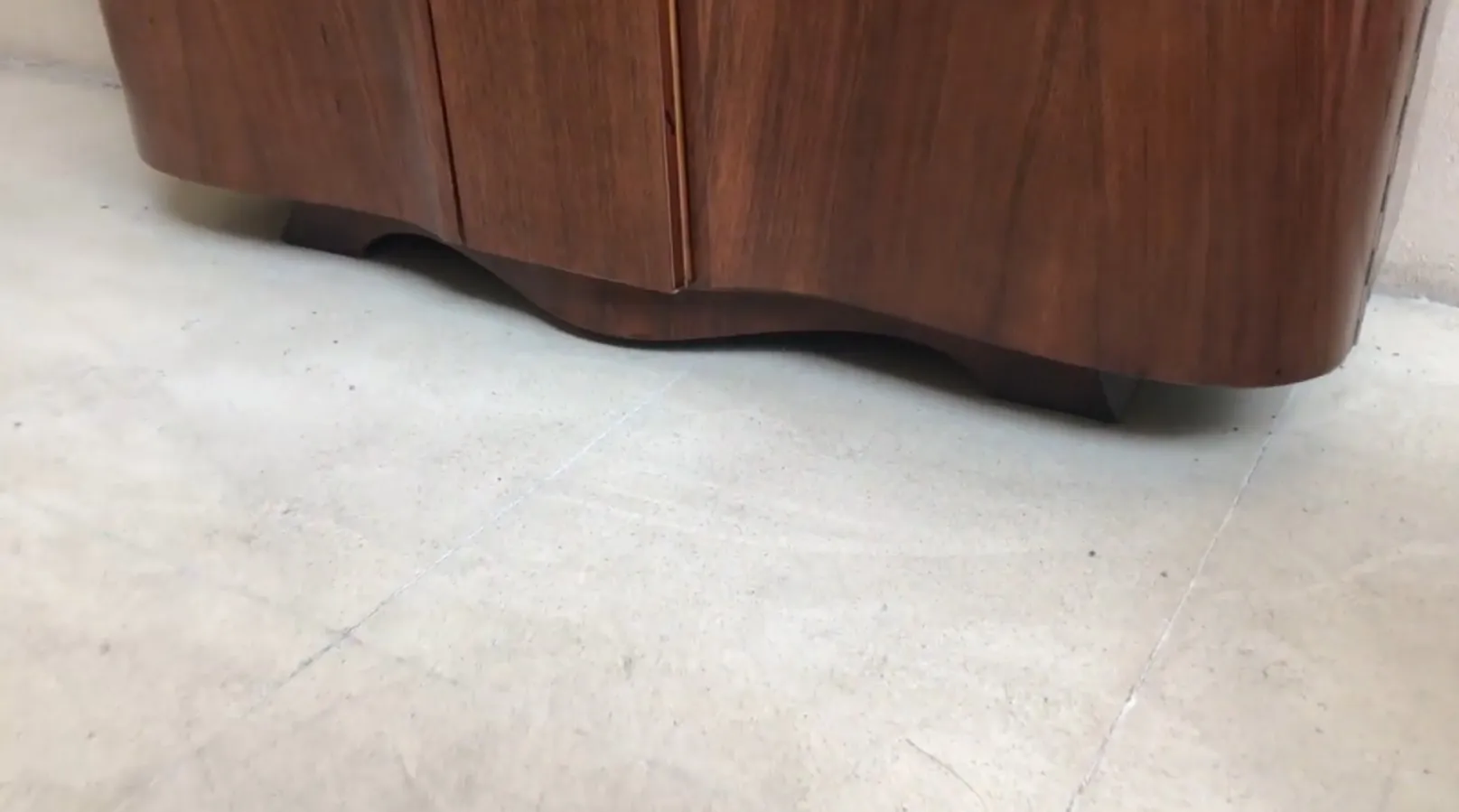 altes Bücherregal im klassischen Design, gemütliche Atmosphäre