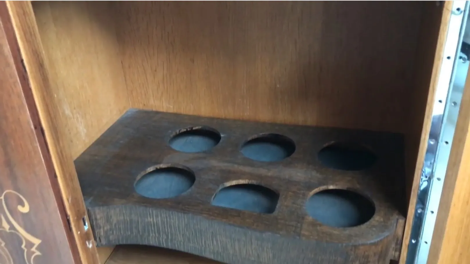 고전 책장의 내부, 책을 위한 구획이 있는, 디테일하고 아늑한.