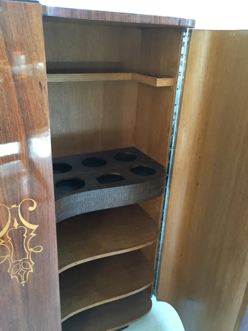 biblioteca antigua con compartimentos para libros y objetos