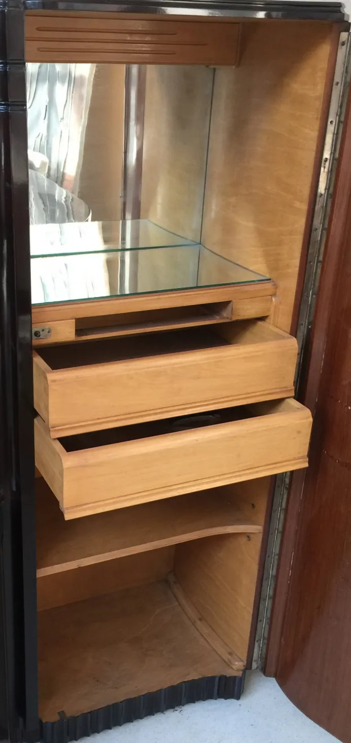 bibliothèque ancienne avec étagères et finitions ornées, ambiance chaleureuse