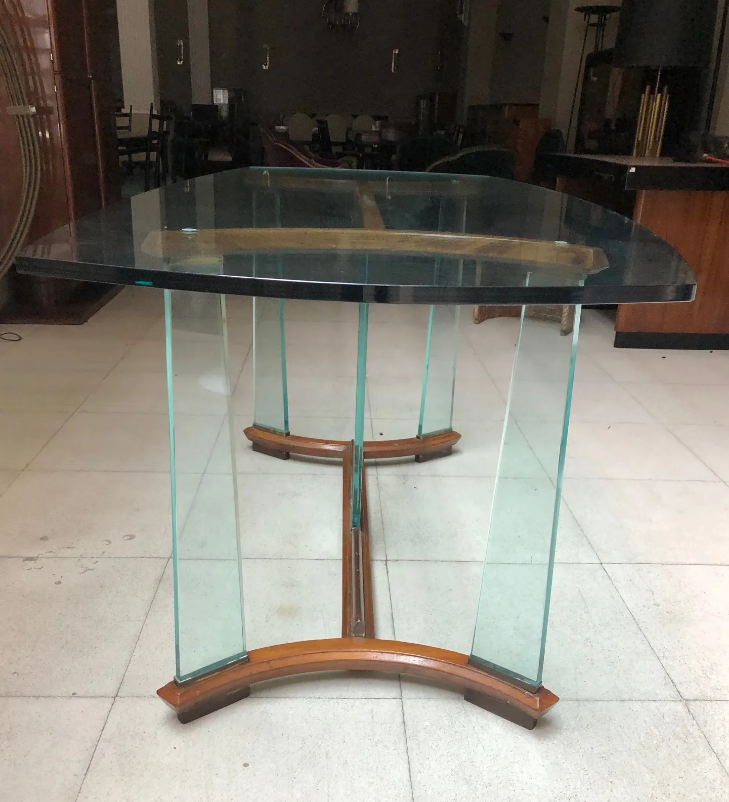 Table ancienne en verre et bois pour 8 personnes, cadre élégant.