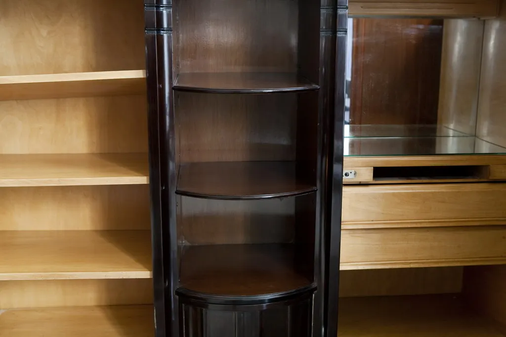 libreria antica con scaffali curvi, ambiente classico