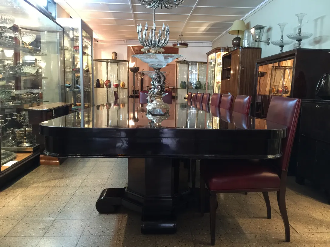 biblioteca antigua con libros en un ambiente vintage