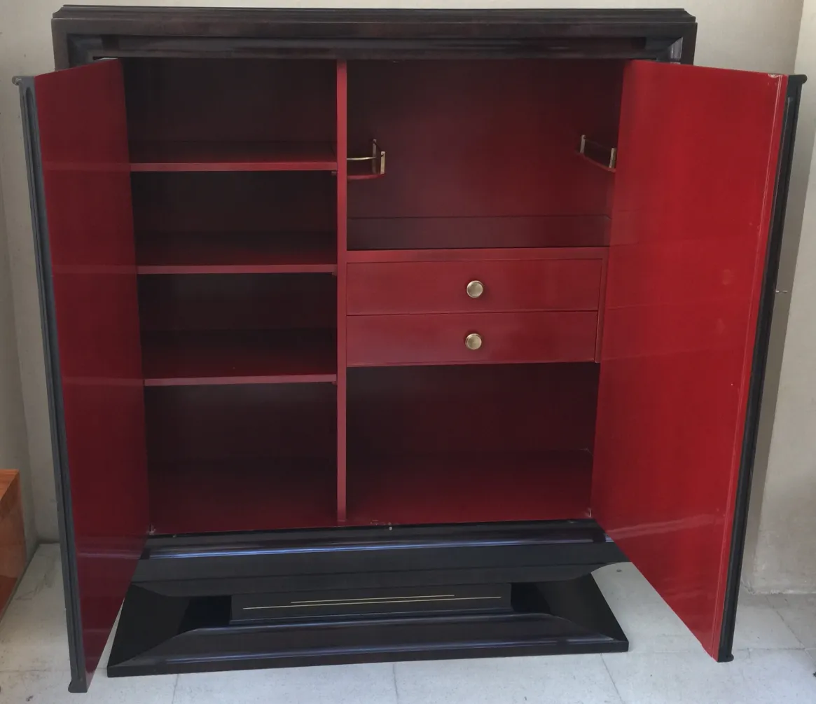 antikes bücherregal mit regalen und roten schubladen