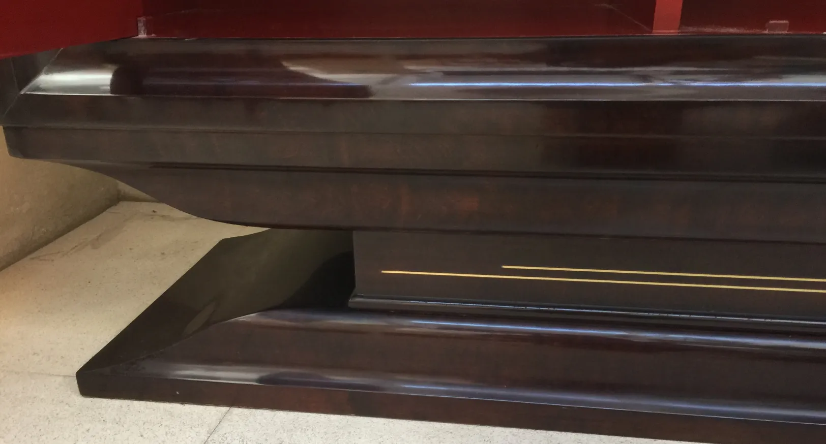 पुरानी किताबों की अलमारी जिसमें शेल्व्स और जटिल डिज़ाइन है, सुरुचिपूर्ण वातावरण।