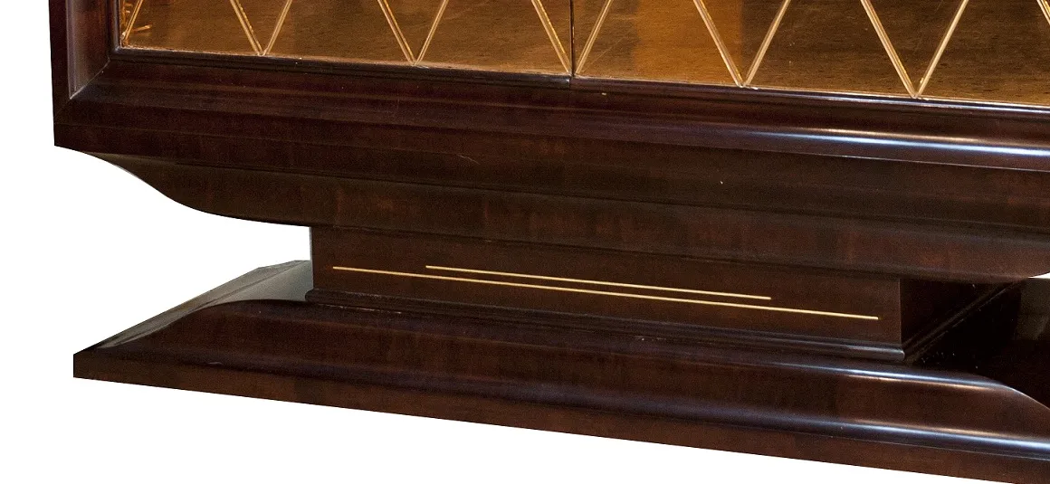 estante antiguo con un diseño elegante y sofisticado