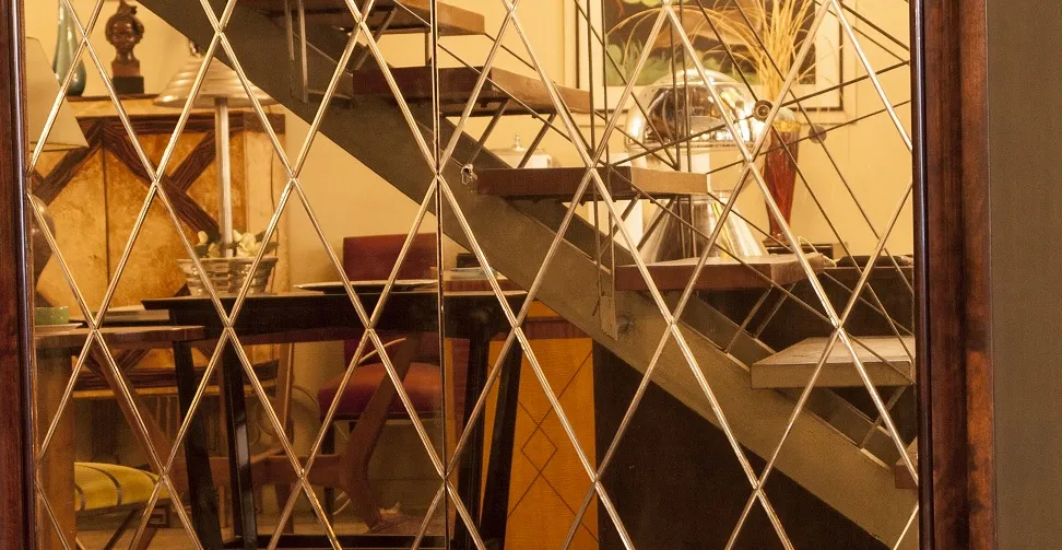 Estante de livros antigo em um ambiente moderno e decorado.