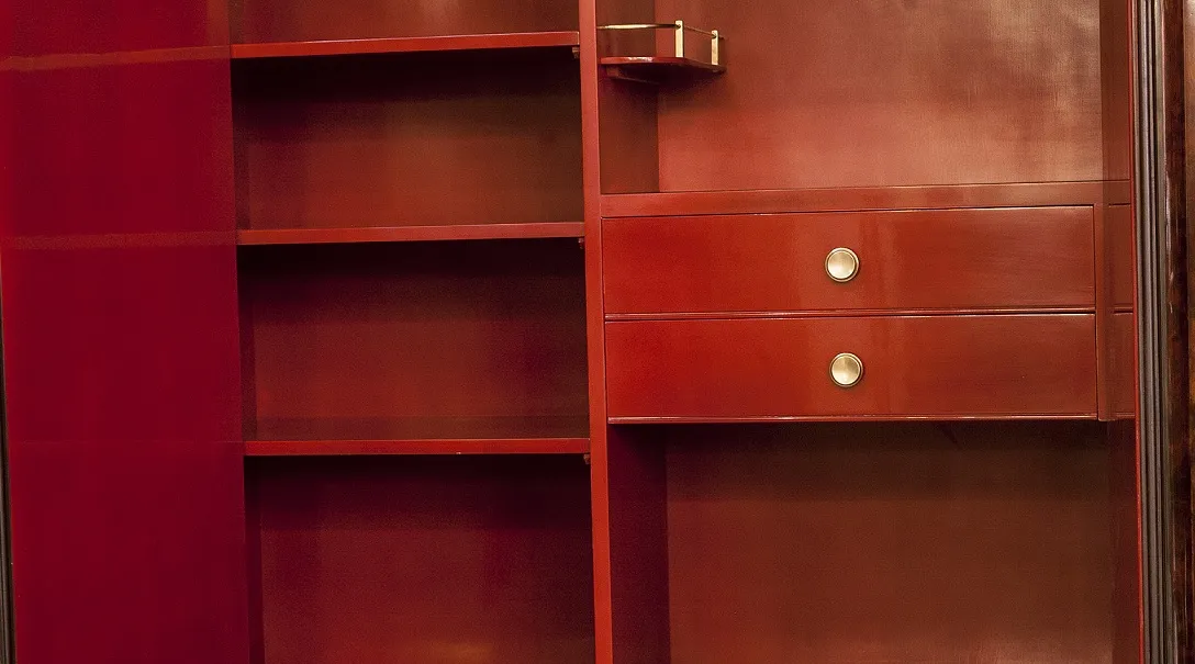 Antica libreria con mensole e cassetti, perfetta per libri.