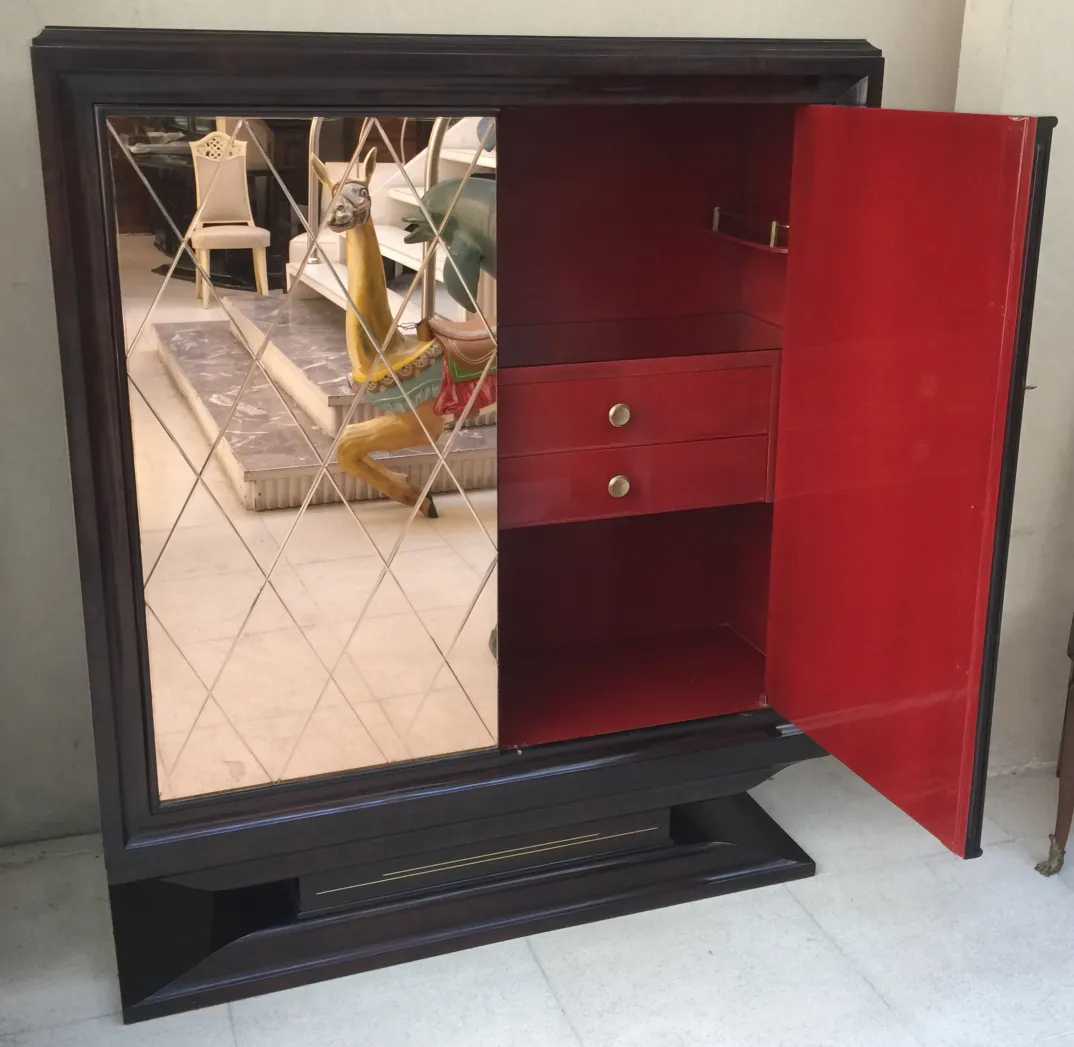 antiga estante de livros com espelhos e interior vermelho