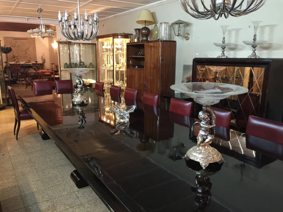 خزانة كتب قديمة مع جدول مفصل ومصابيح