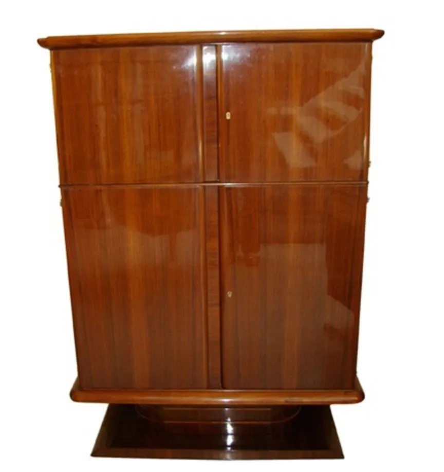 Estante de livros antigo com portas e prateleiras de madeira polida, elegante.