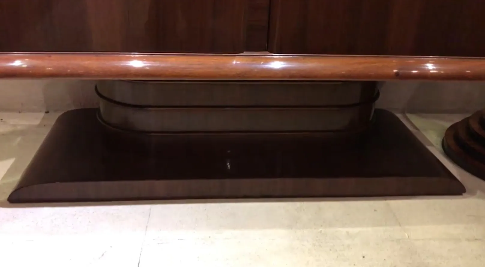 biblioteca antigua con estantes y un diseño elegante