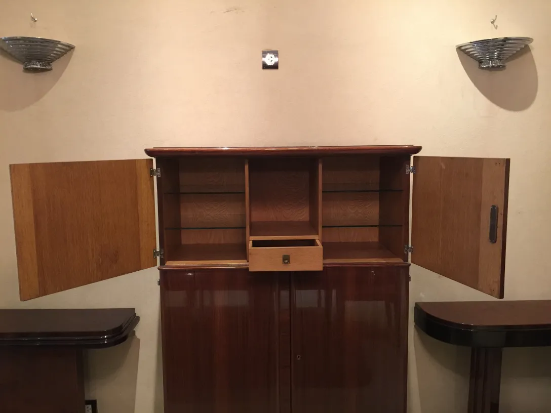 libreria antica con porte e mensole vuote su uno sfondo semplice