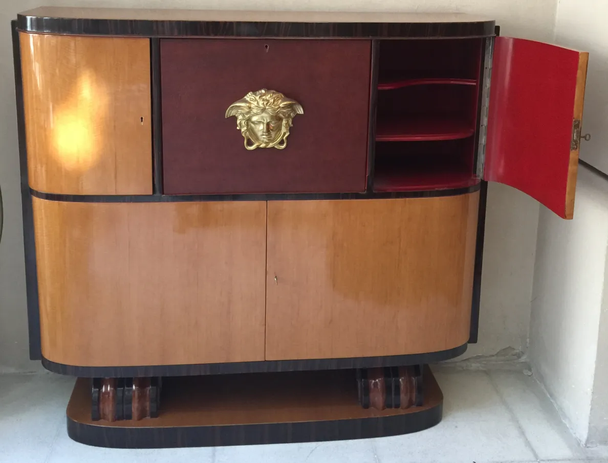 bibliothèque ancienne avec style classique et détails dorés