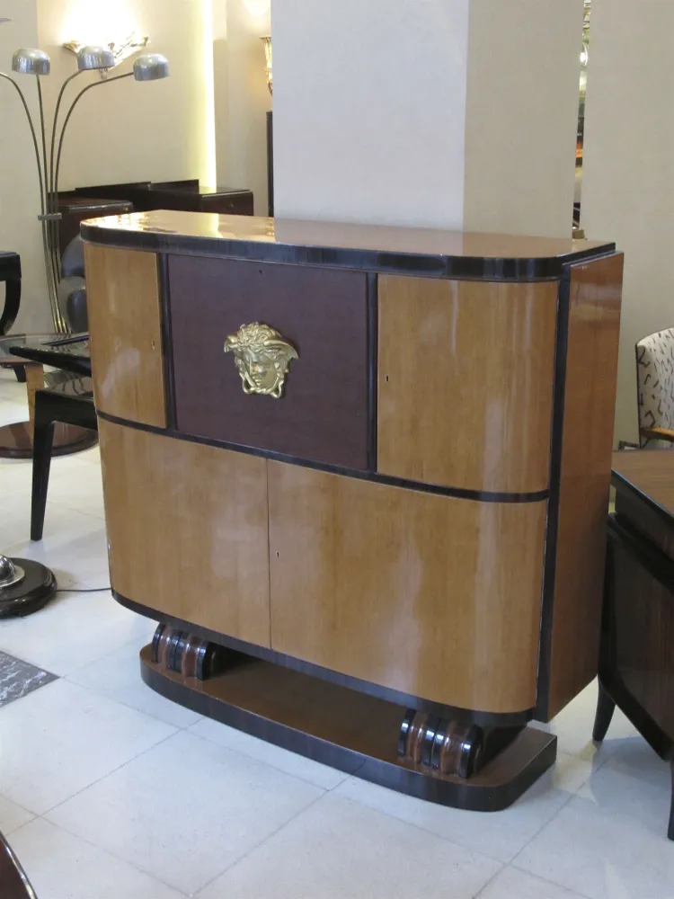 पुरानी-बुककेस-जो-शानदार-डिजाइन-में-एक-कोजी-सेटिंग-में-है।