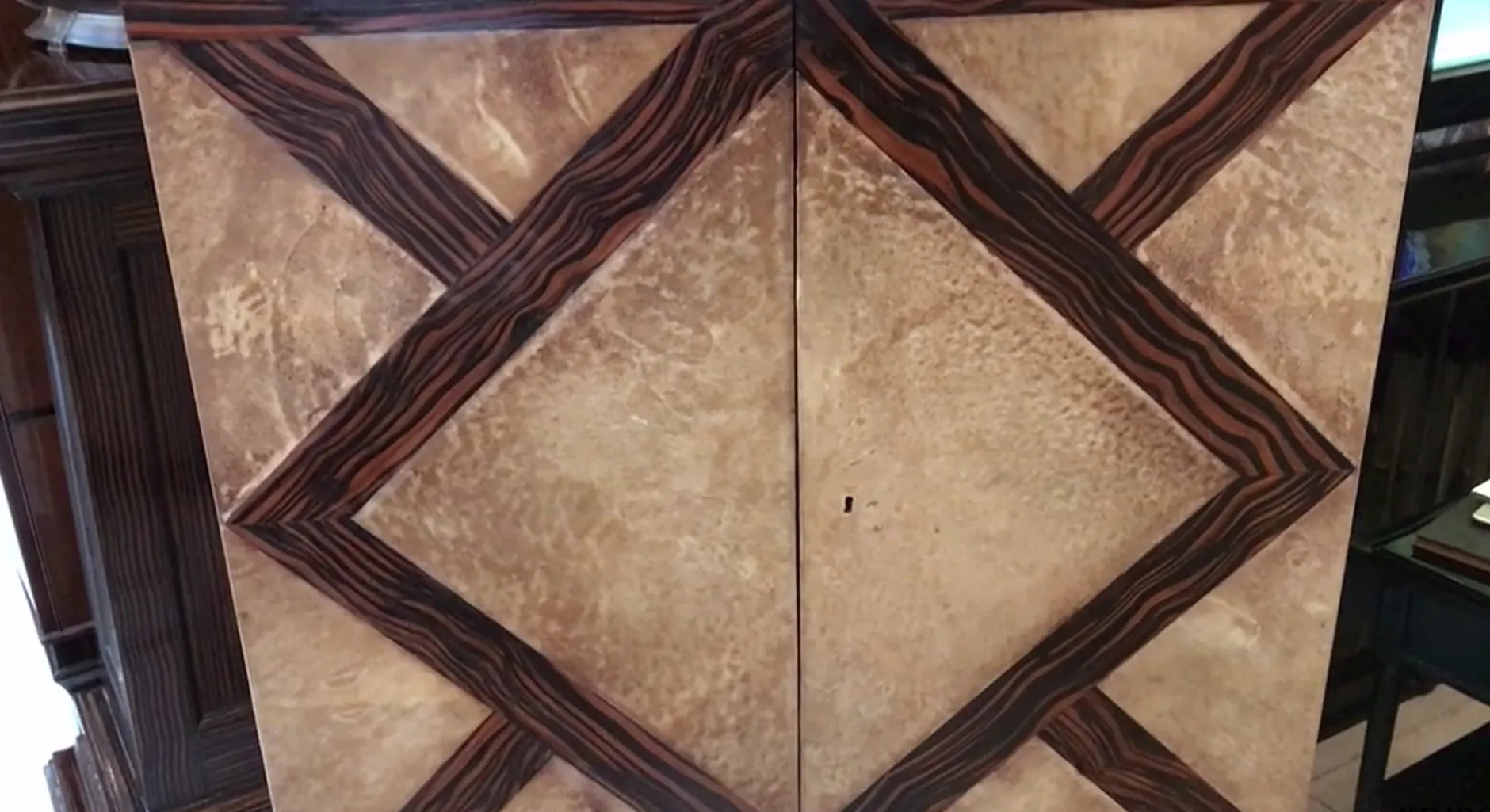 Mueble bar antiguo con detalles elegantes y diseño exclusivo