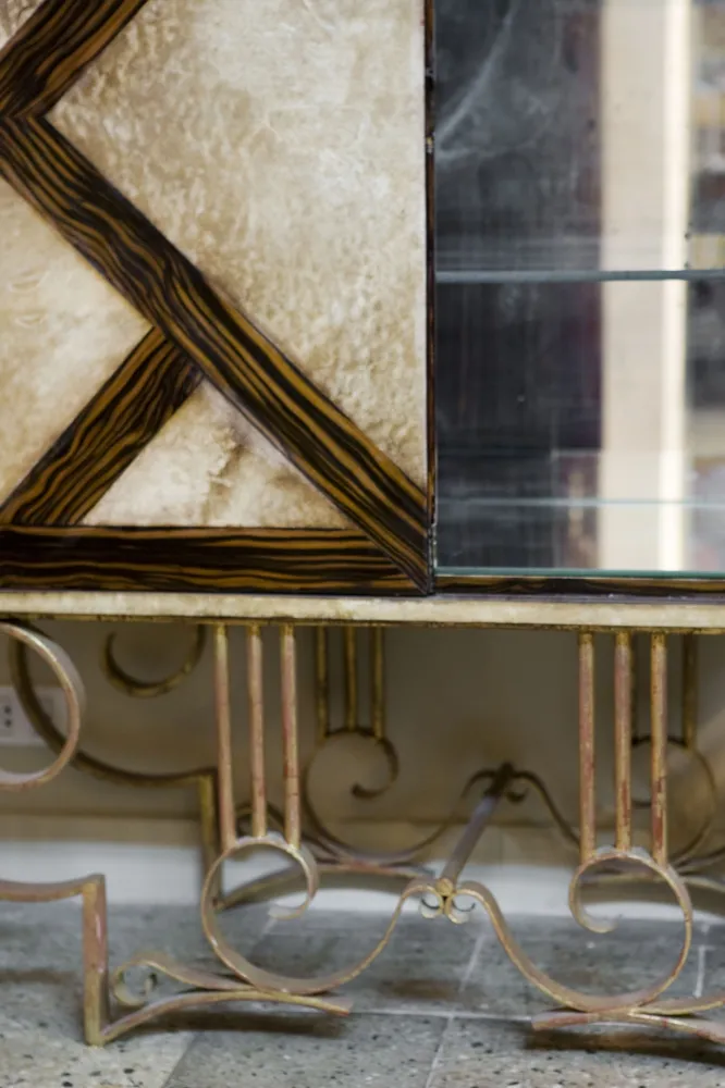 Antik-Cocktailschrank mit ornamentiertem Design und ansprechendem Finish.