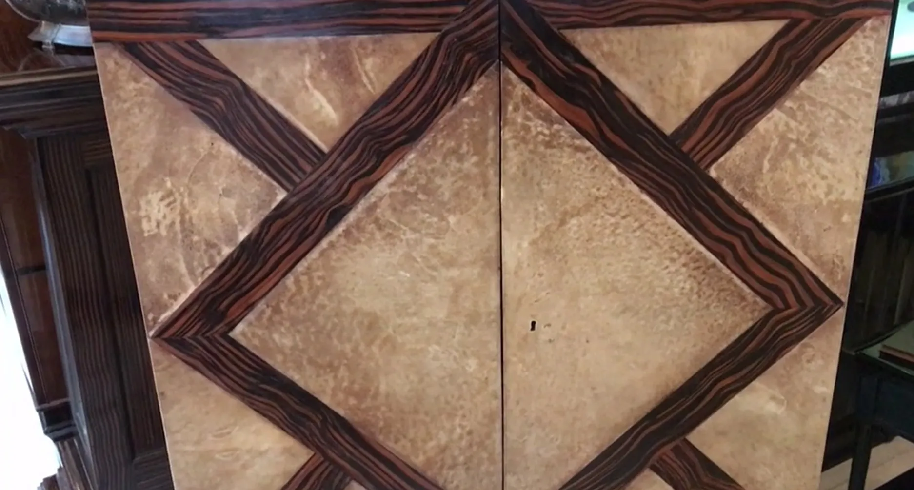 Antiker dekorativer Bar mit elegantem Design auf hellem Hintergrund.