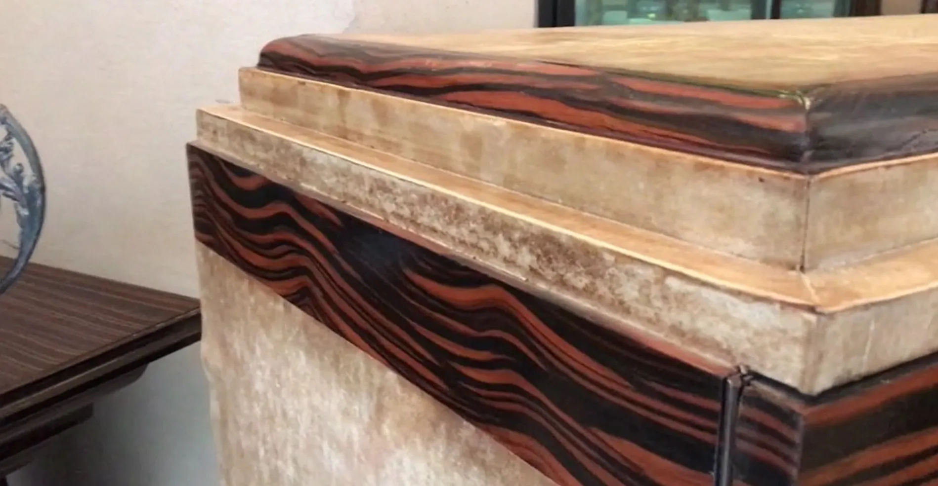 Mueble bar antiguo con diseño estilizado y detalle decorativo.