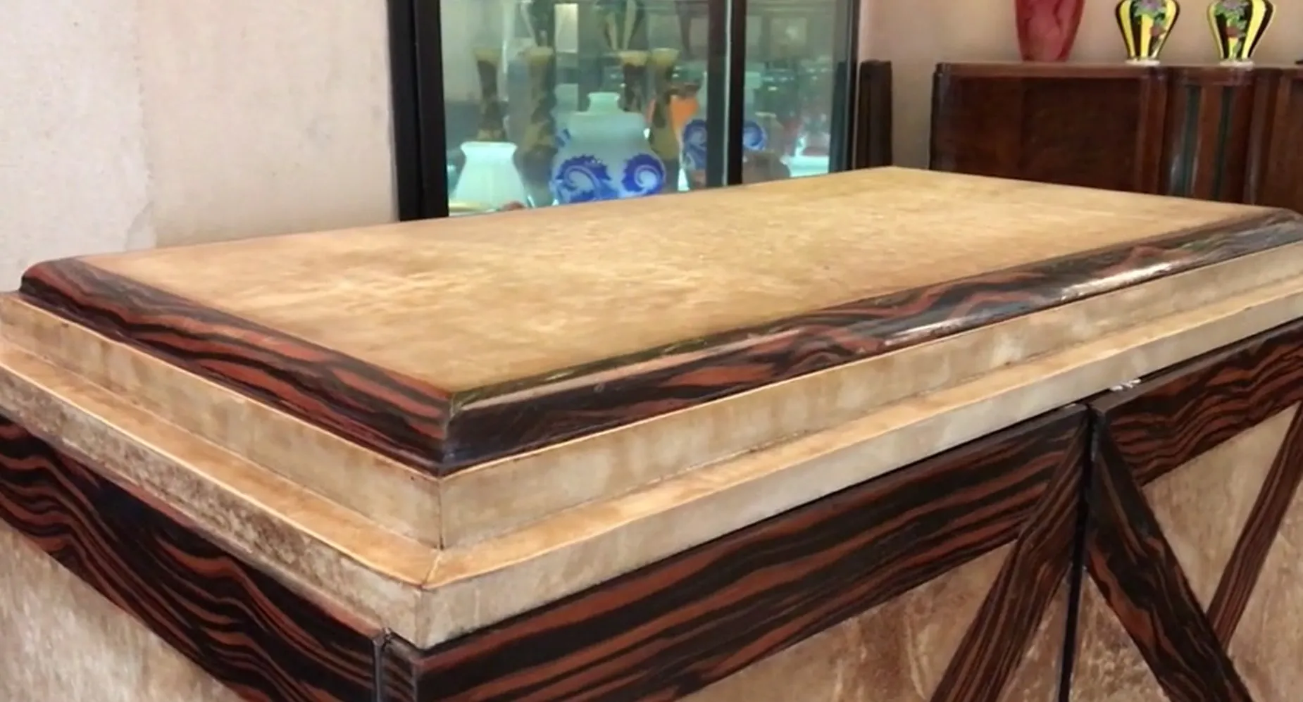 biblioteca antigua con detalles en tonos oscuros y claros, decorada con objetos antiguos