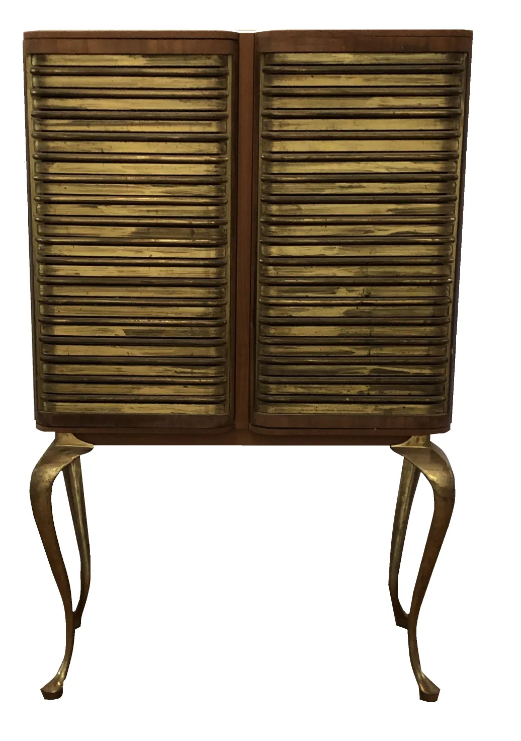 Mueble bar antiguo con patas doradas y diseño elegante