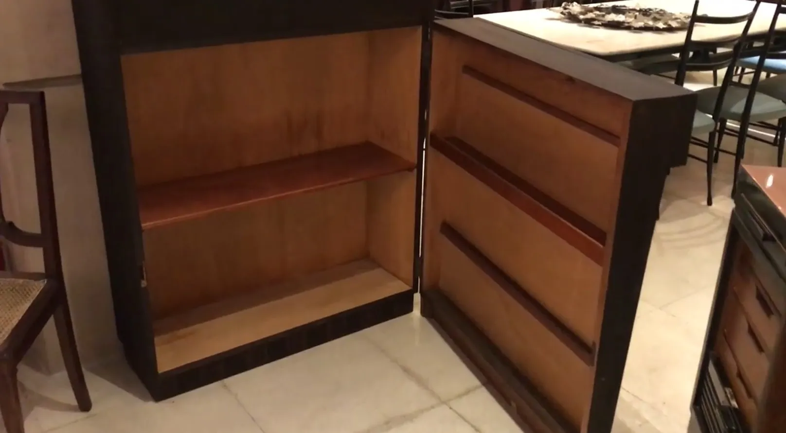 Mueble bar antiguo con estantes de madera en un ambiente elegante.