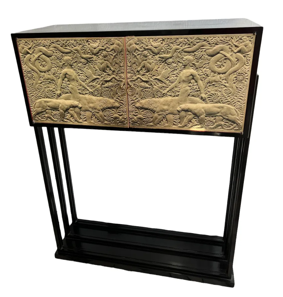 Meuble à cocktail ancien avec des détails sculptés et des formes élégantes.