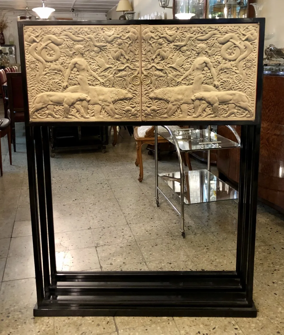 bar antigo com portas em relevo, ambiente clássico