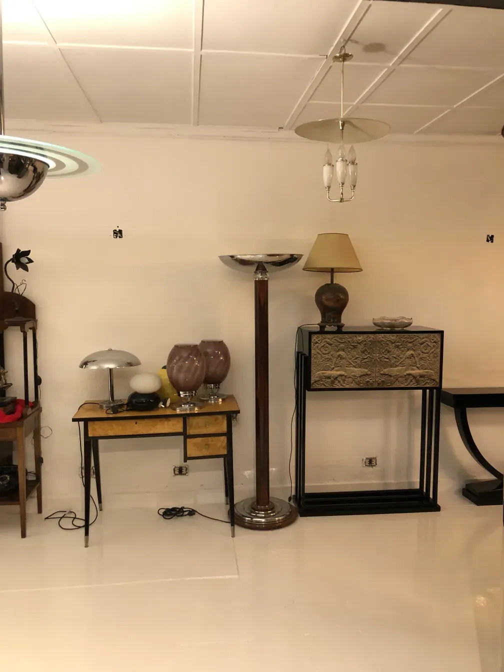 बार कैबिनेट प्राचीन सजावटी विवरण के साथ प्रकाश और विविध सजावट के साथ