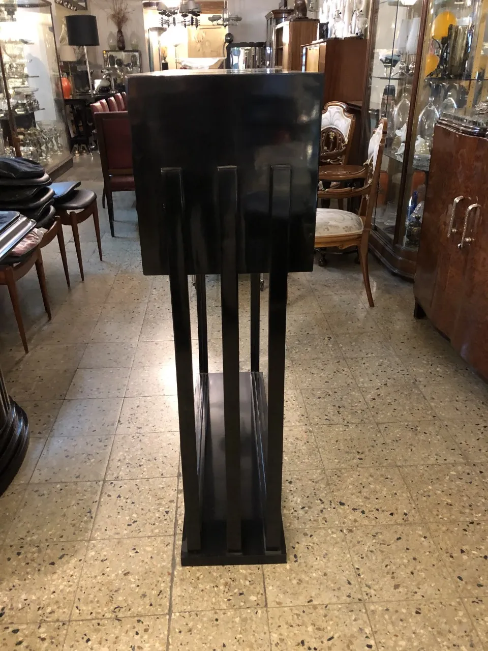 Elegantes antikes Bar-Möbel mit schlankem Design in einer gemütlichen Umgebung.