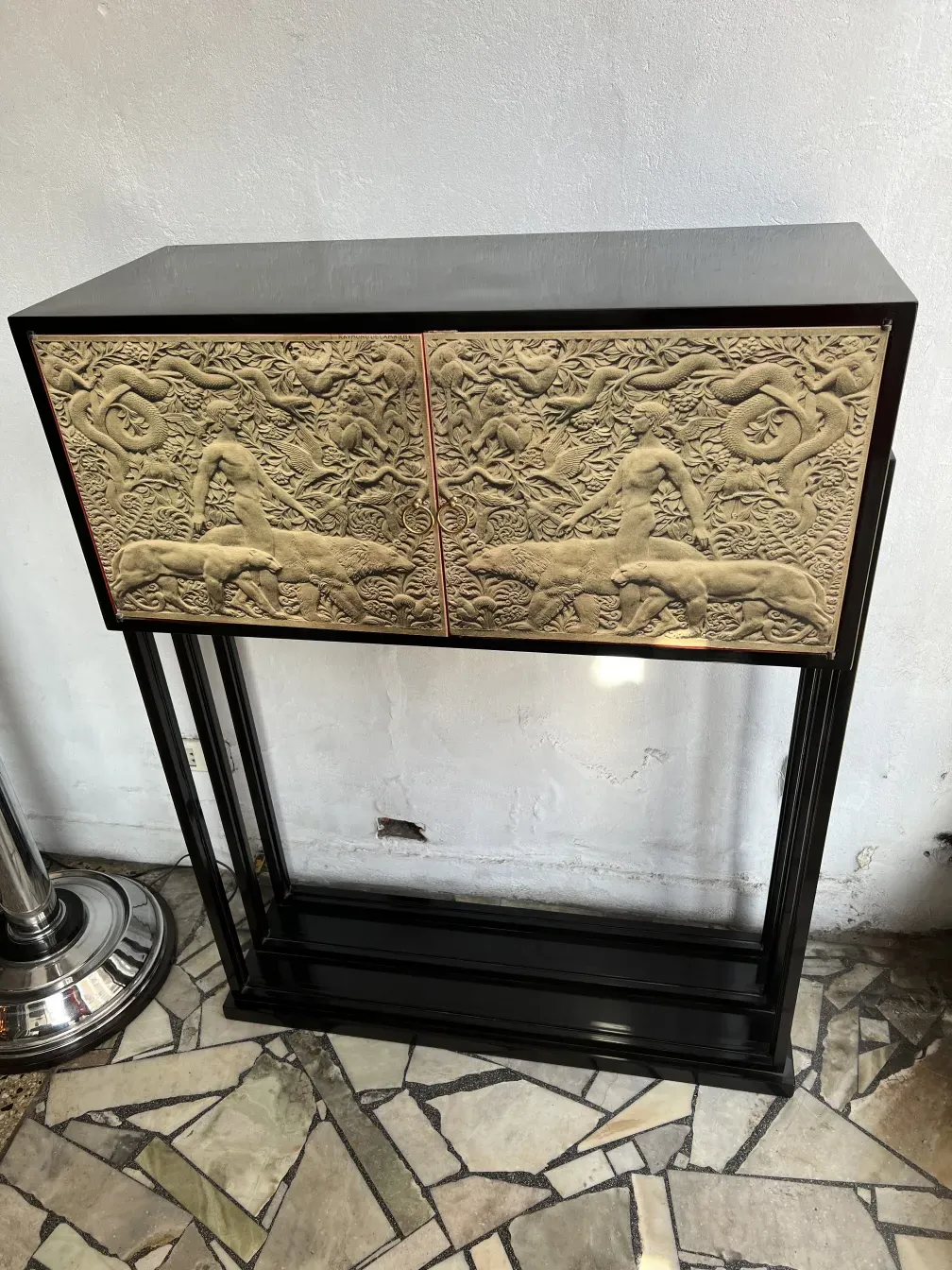 Bar aparador antigo com relevos decorativos na porta