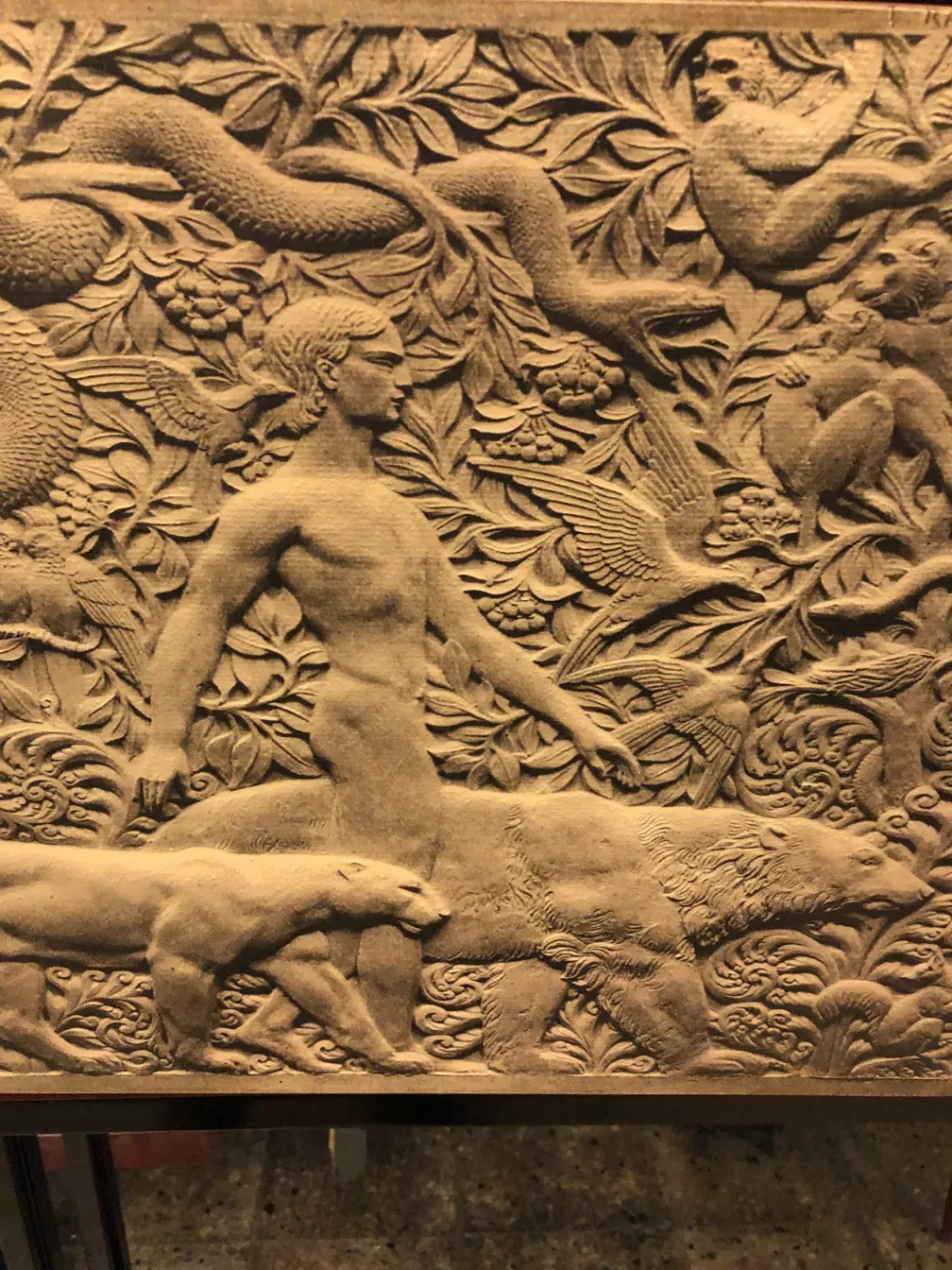 Antiker Bar mit natürlichen Reliefs von Flora und Fauna.