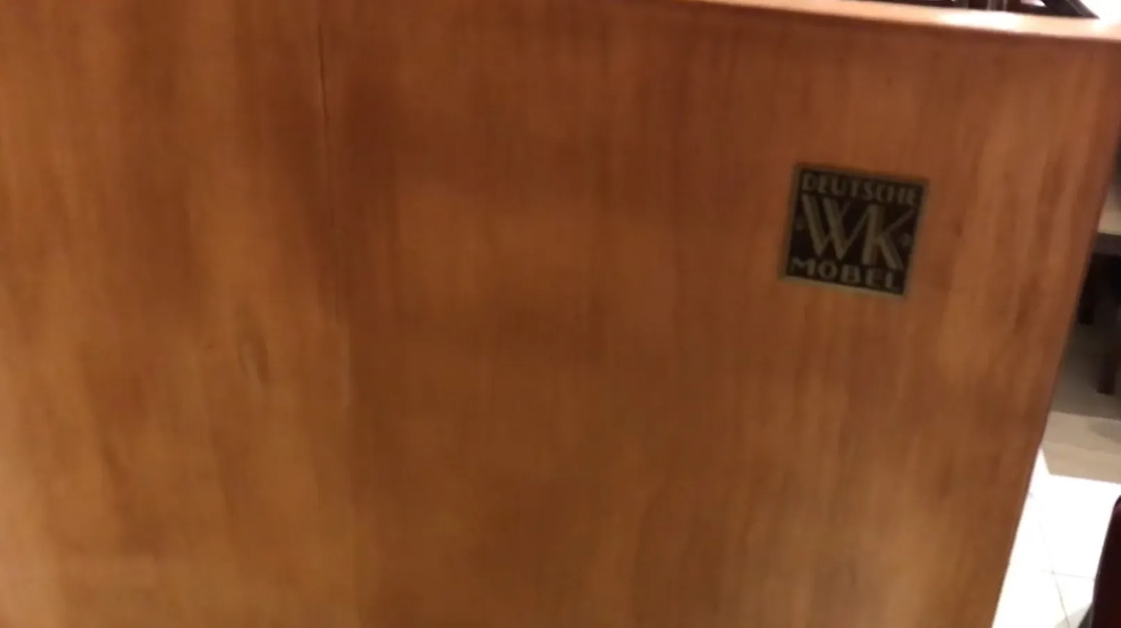 Libreria antica con logo Deutsche WK Mobel, design elegante.