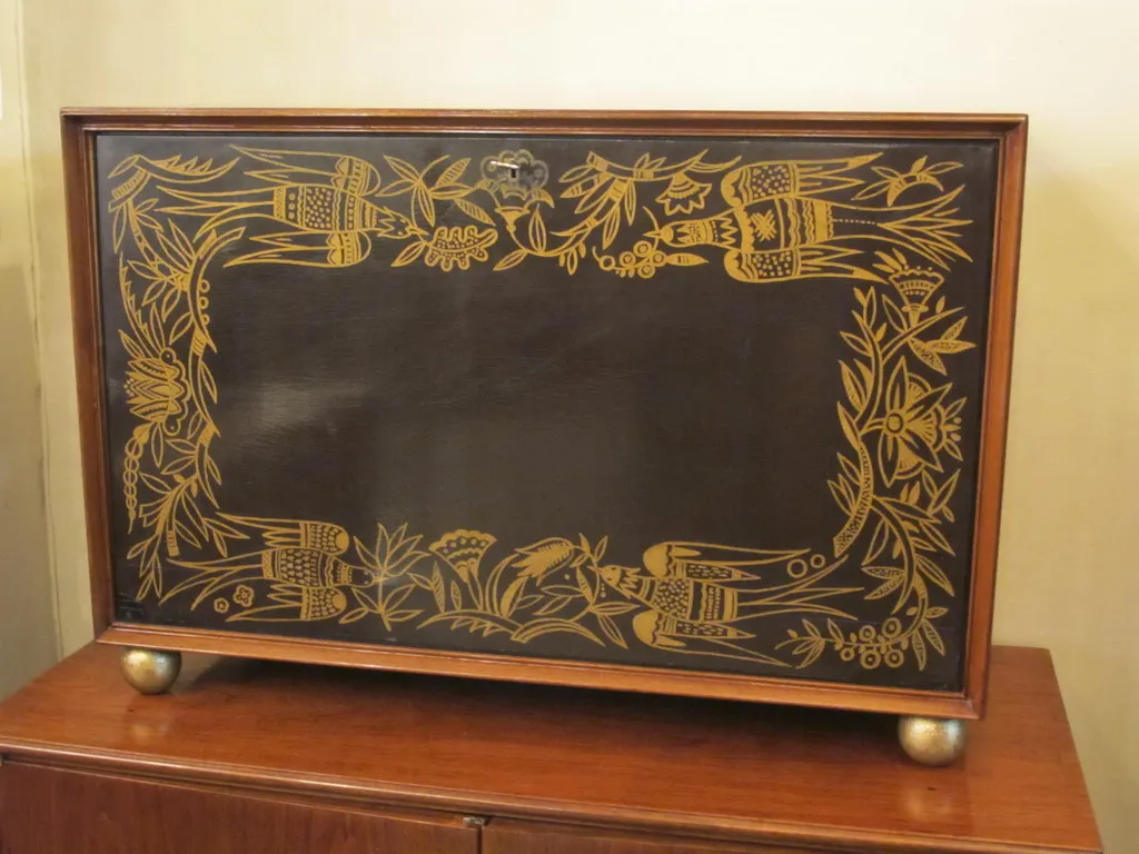 Bar antigo com um elaborado design floral dourado