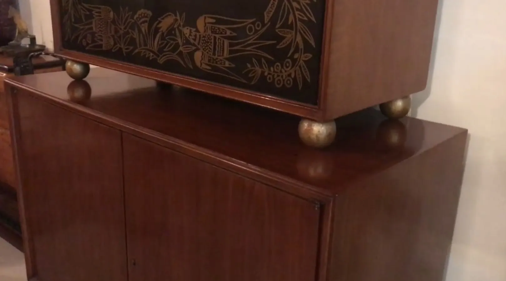 Antiker Bar mit handwerklichen Details und Dekoration