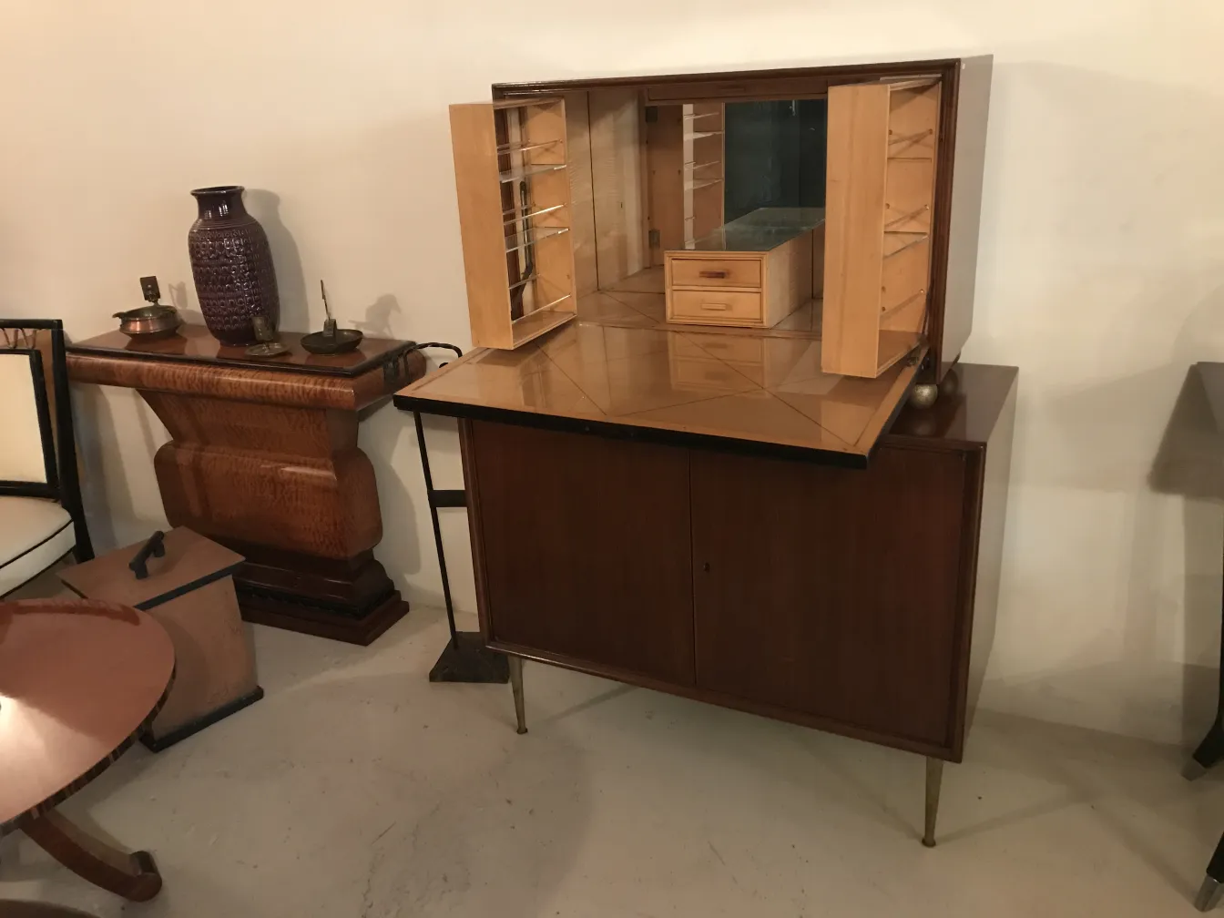 Bar aparador antigo com compartimentos internos e estilo elegante.