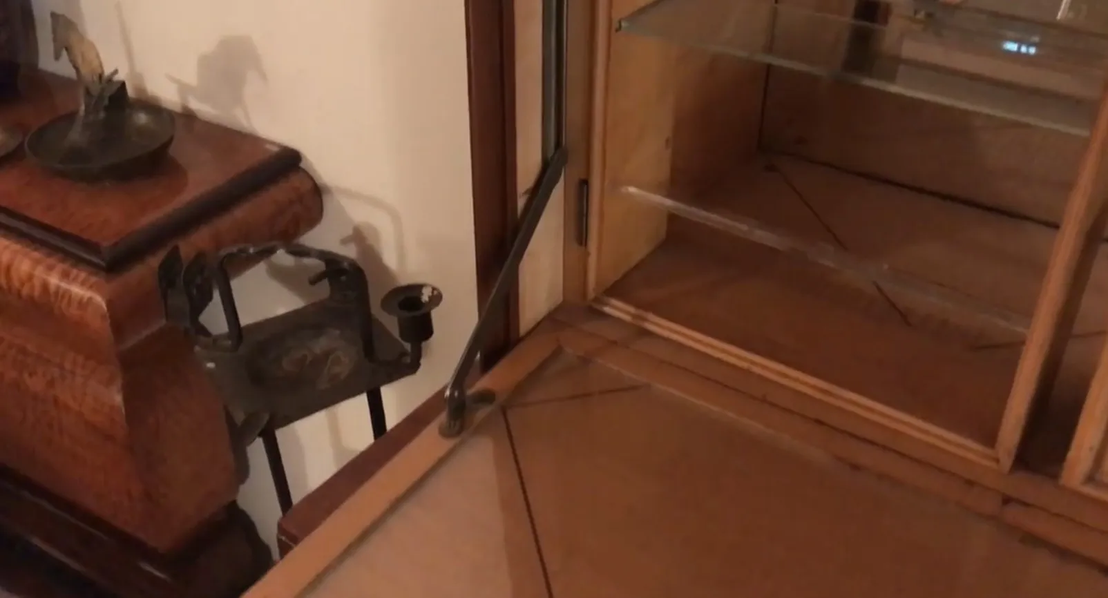 エレガントなディテールが施されたアンティークな木製カクテルキャビネット。