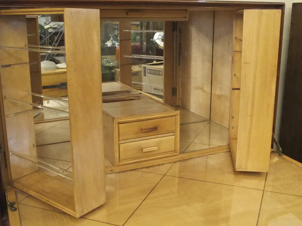 antiquität cocktailschrank mit regalen und spiegeln