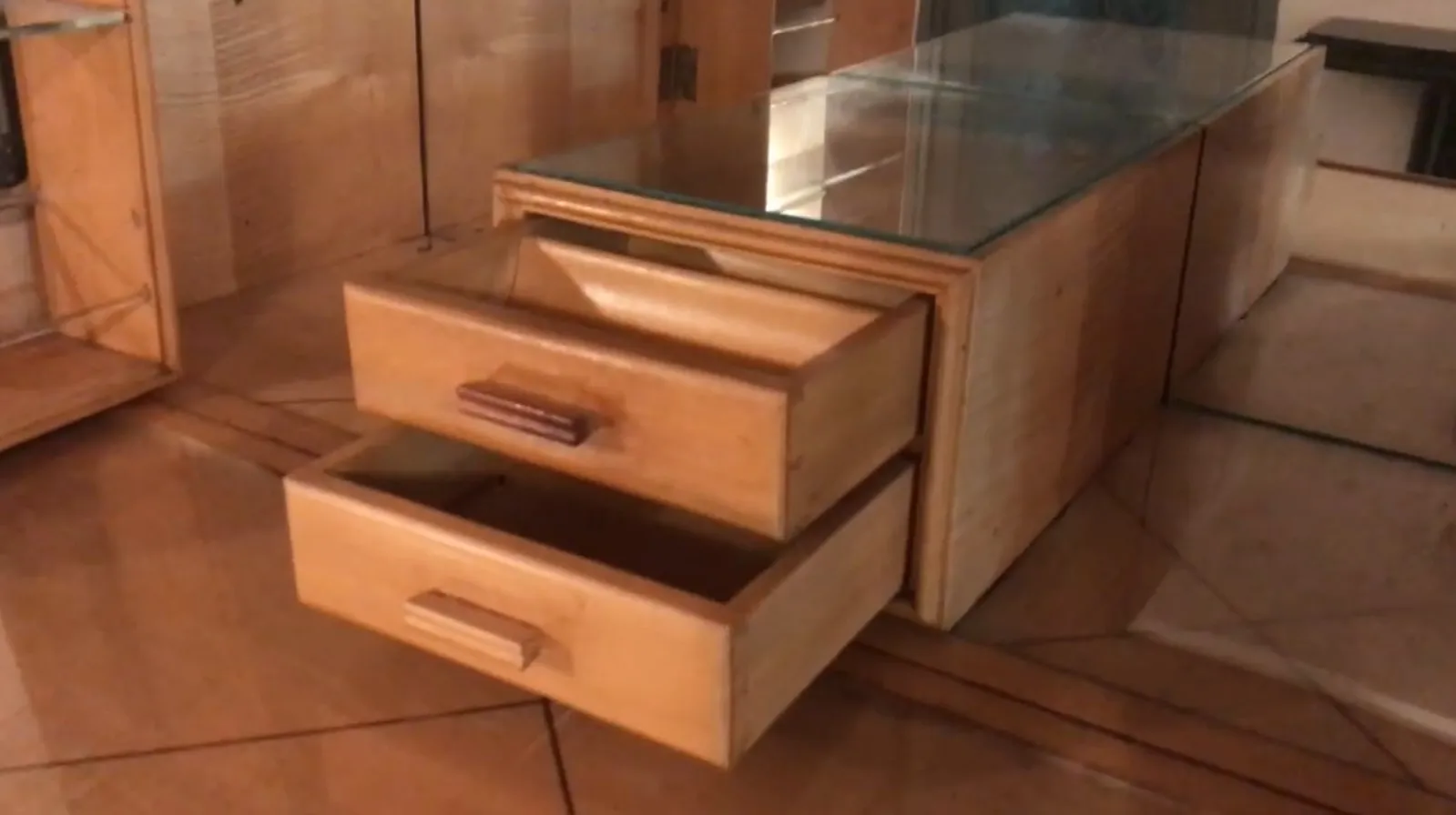 아늑한 환경에 있는 두 개의 서랍이 있는 앤티크 바.