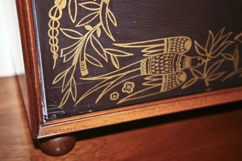 Antiker Cocktailschrank mit natürlichen Motiven, ideal für elegante Umgebungen.