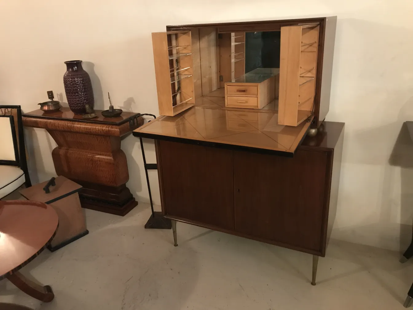 Mobile bar antico con dettagli in legno e spazio per bicchieri.