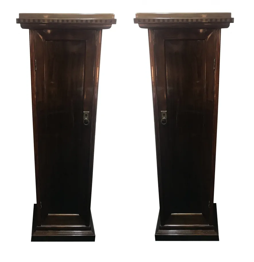 dos columnas antiguas decorativas con diseño clásico